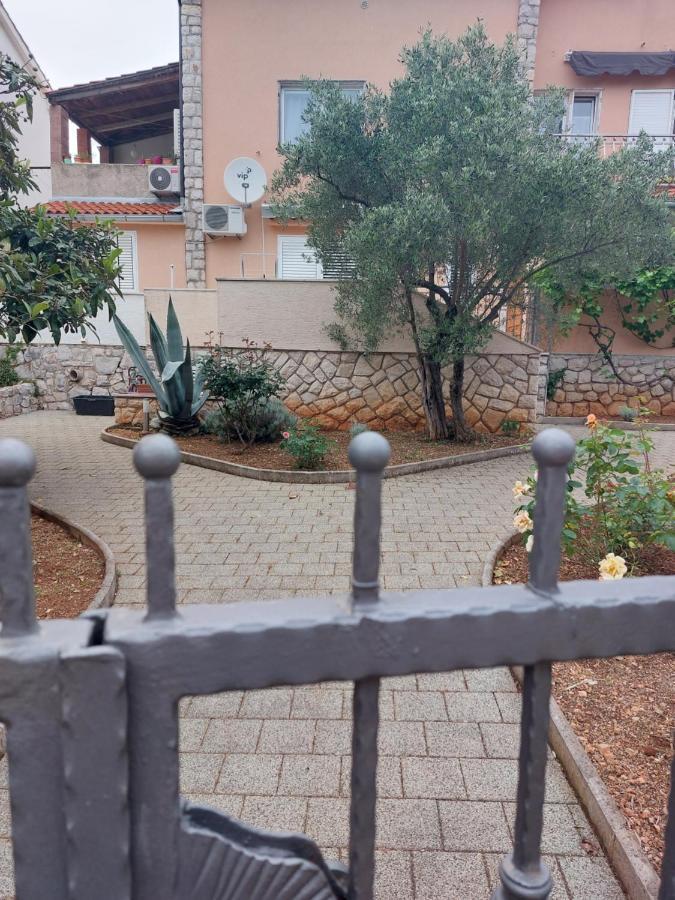 Apartman Vera Cres Bagian luar foto
